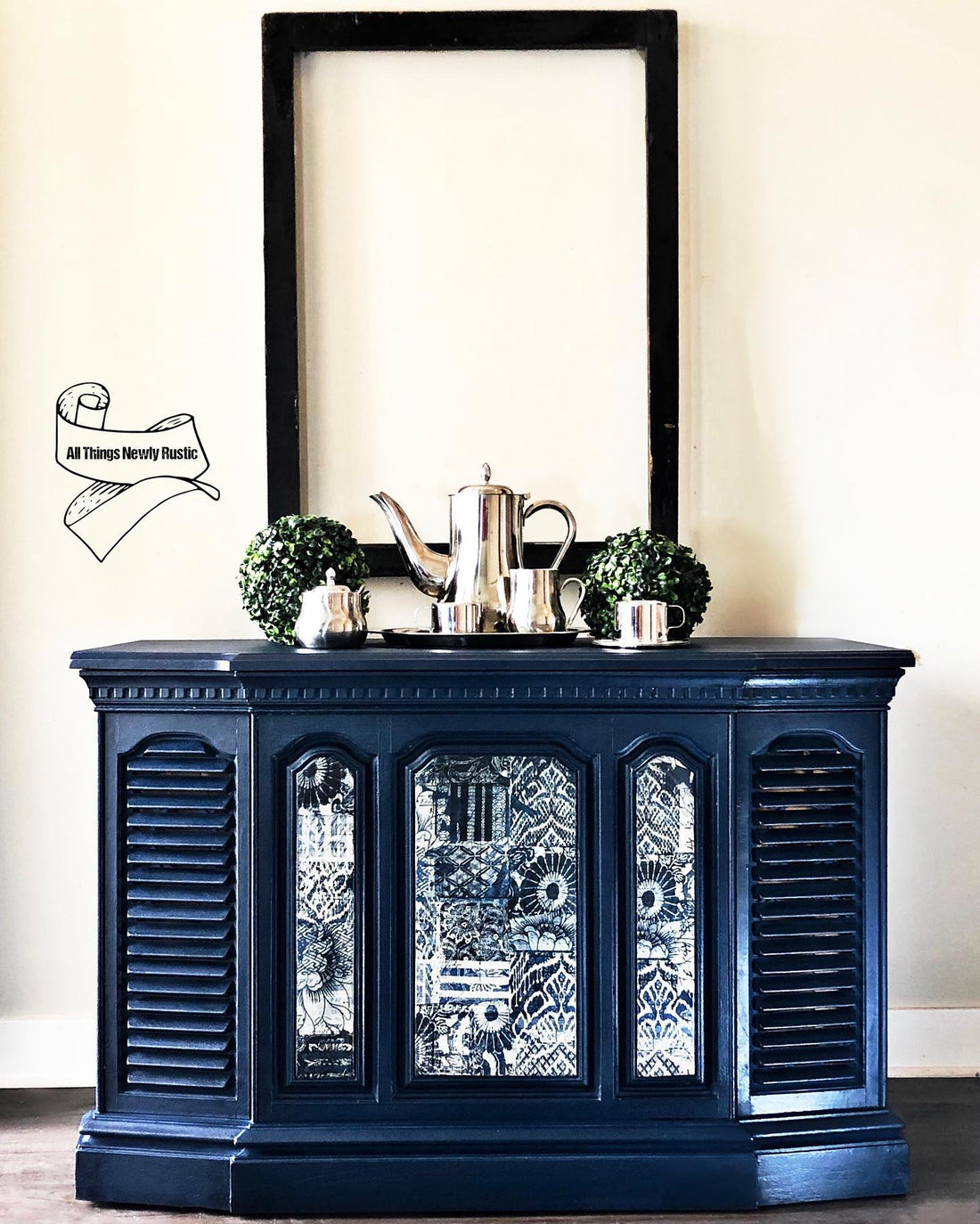 Hall/Foyer Accent Table in "Starstruck" with "Black Wax"