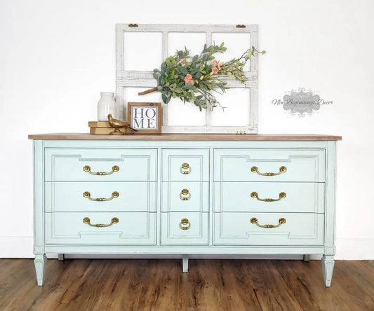 Dresser in "Happy Hour"