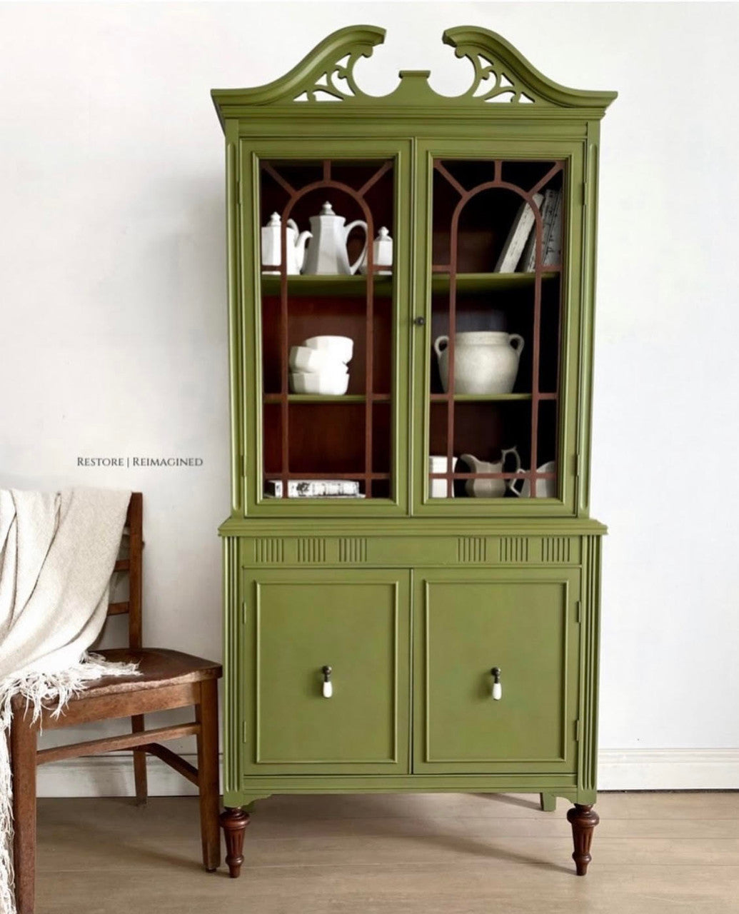 China cabinet in "Secret Garden"