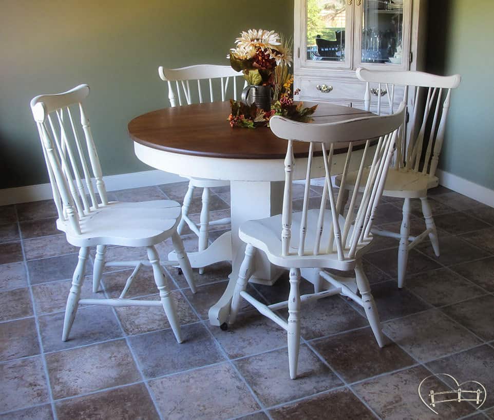 Charming Farmhouse Dining Set #DIY #furniturepaint #paintedfurniture #homedecor #chalkpaint #diningroom #cream #offwhite #white #farmhouse #countrychicpaint - blog.countrychicpaint.com