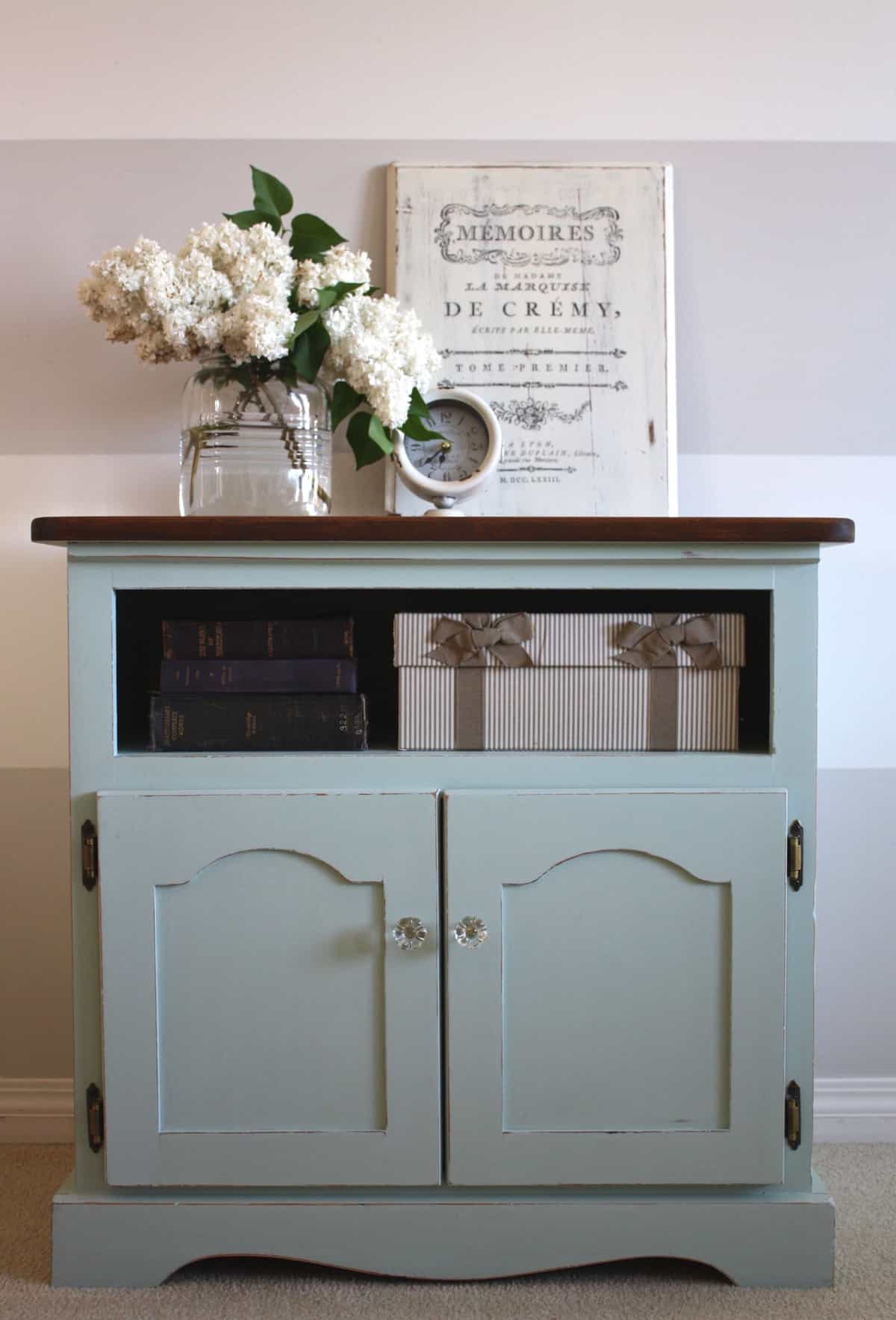 Get Ready for Happy Hour! #DIY #furniturepaint #paintedfurniture #homedecor #cabinet #storage #green #mint #chalkpaint #farmhouse #shabbychic #countrychicpaint - blog.countrychicpaint.com
