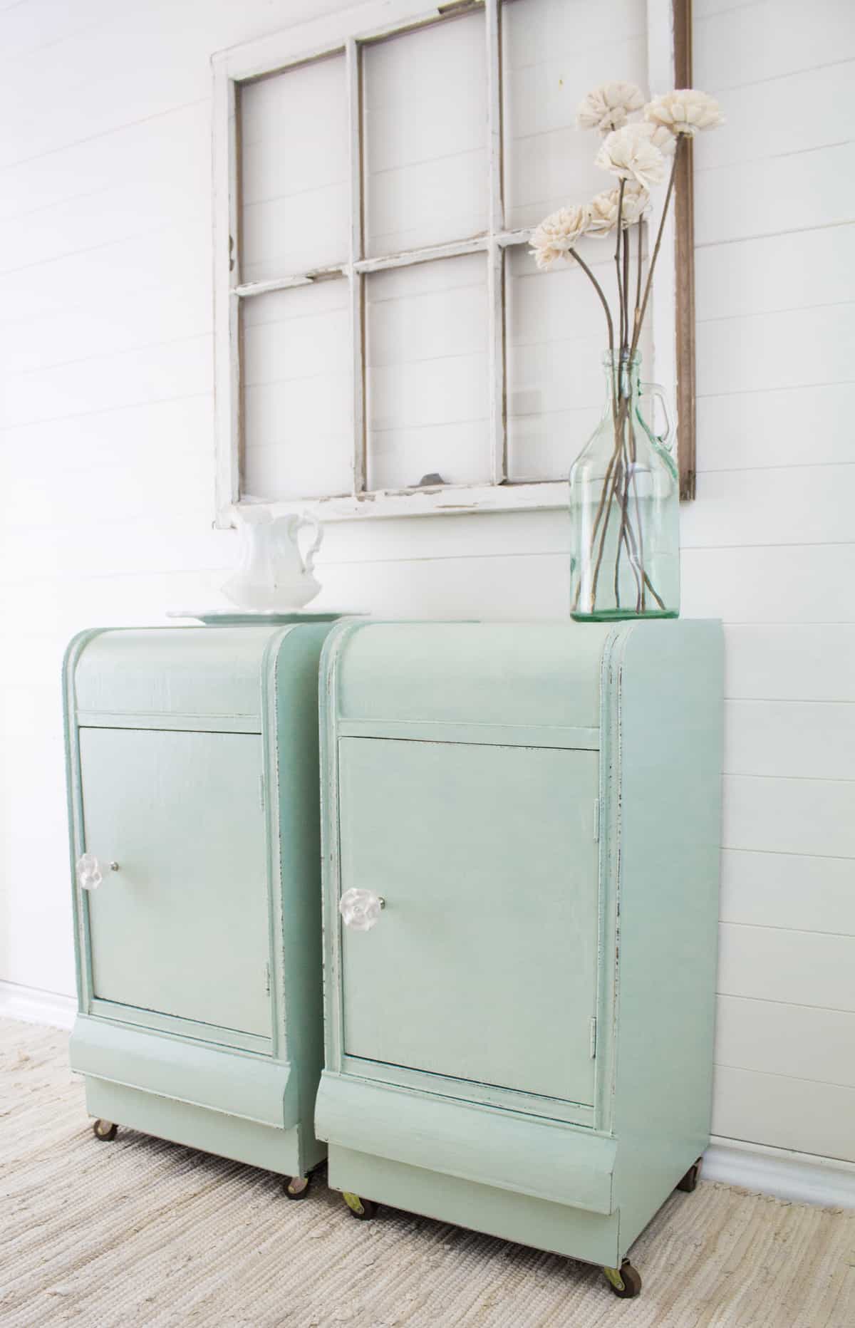 Deco End Tables in Happy Hour #green #mint #homedecor #furniturepaint #paintedfurniture #chalkpaint #nightstands #farmhouse #countrychicpaint - blog.countrychicpaint.com