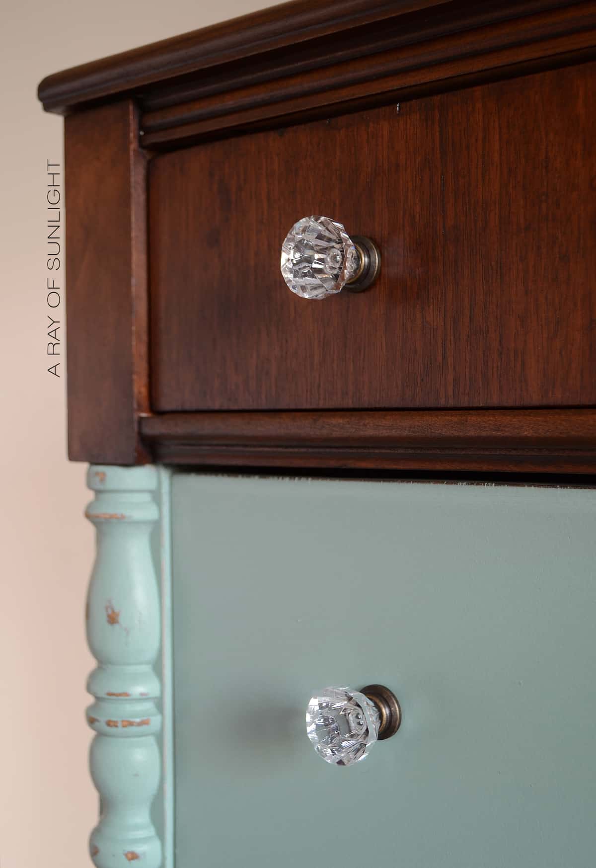 Paint Dipped Teal Dresser #DIY #furniturepaint #paintedfurniture #chalkpaint #dipped #teal #turquoise #dresser #countrychicpaint - blog.countrychicpaint.com