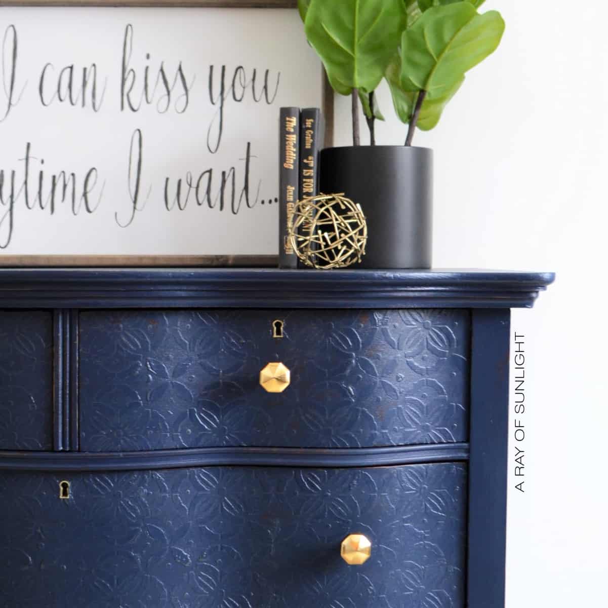 The Peacoat Dresser with Textured Drawers #DIY #furniturepaint #paintedfurniture #chalkpaint #textured #navy #dresser #serpentine #stencil #blue #countrychicpaint - blog.countrychicpaint.com