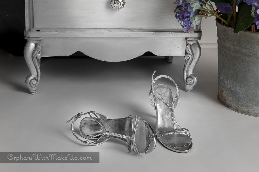 Silver Metallic Night Tables #DIY #furniturepaint #paintedfurniture #homedecor #metallic #silver #nightstand #endtable #silver - blog.countrychicpaint.com