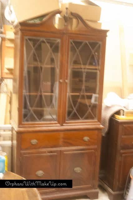 Rustic Farmhouse China Cabinet #DIY #furniturepainting #paintedfurniture #homedecor #purewhite #simplicity #chinacabinet #hutch #rusticfurniture #farmhouse - blog.countrychicpaint.com