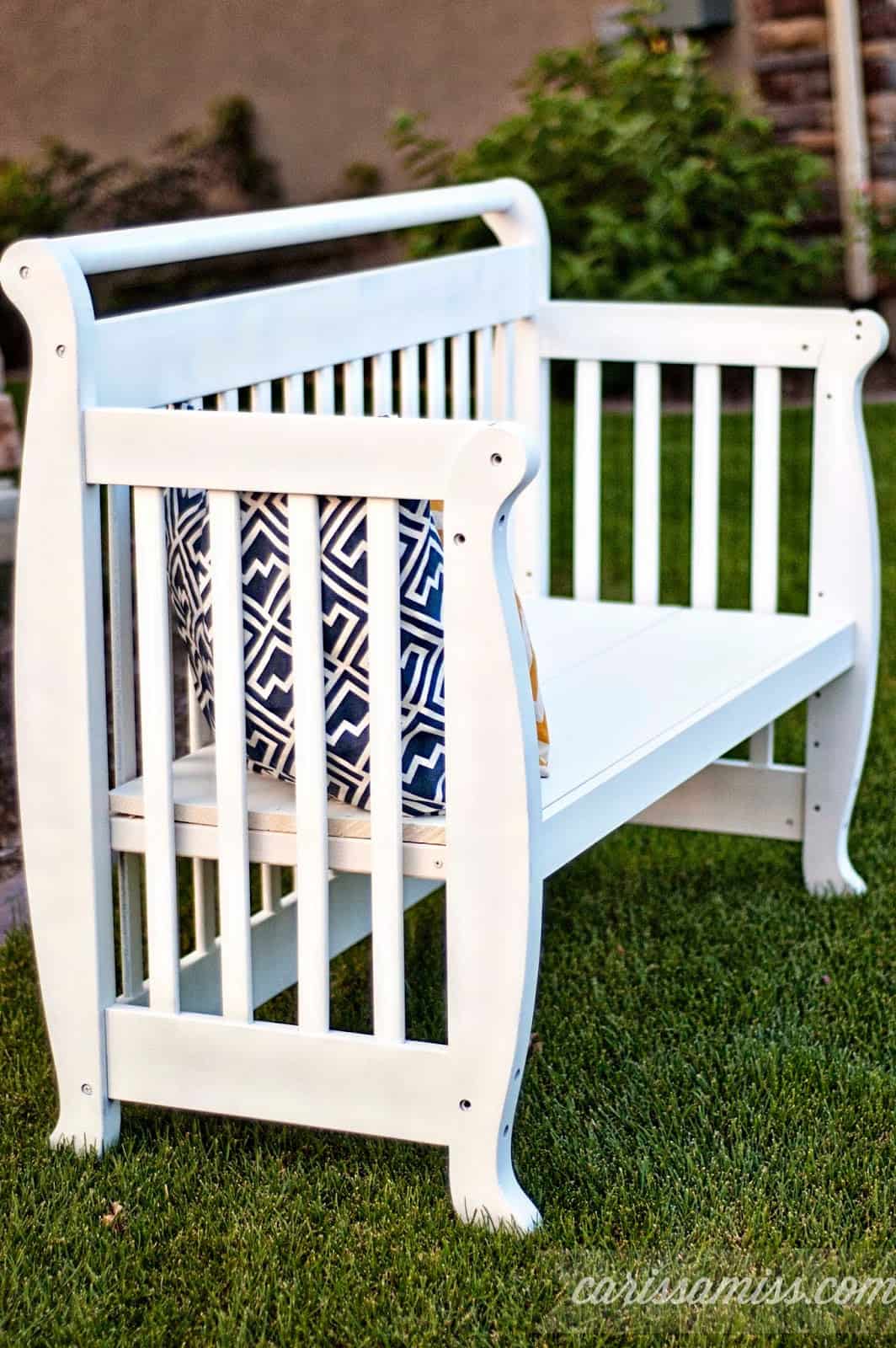 Crib to bench tutorial #DIY #paintedfurniture #repurpose #upcycle - www.countrychicpaint.com/blog