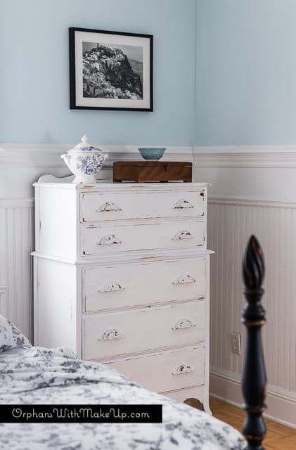Black and White Bedroom Set #DIY #furniturepainting #distressed #blackandwhite #bedroomset - www.countrychicpaint.com/blog