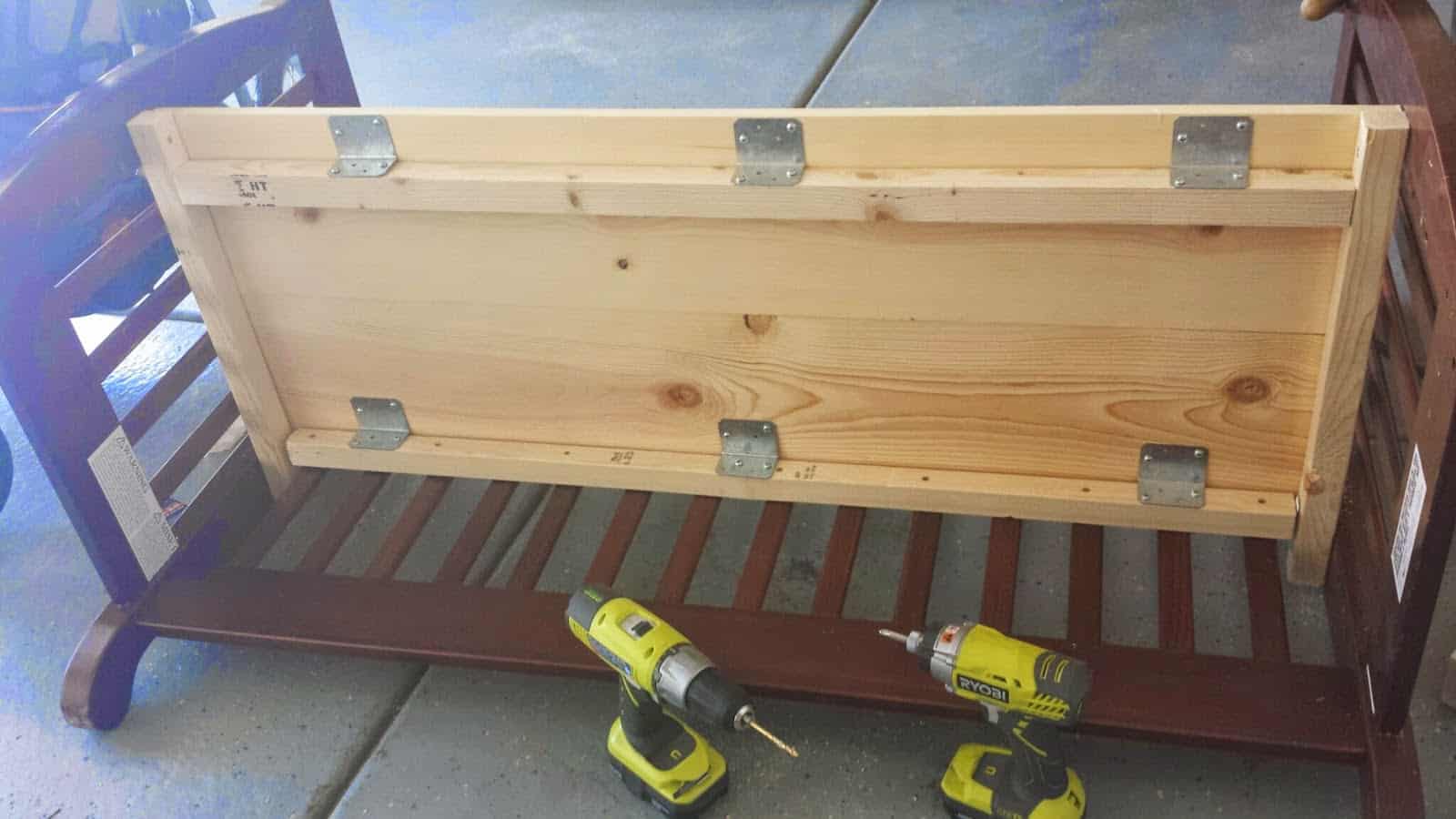 Crib to bench tutorial #DIY #paintedfurniture #repurpose #upcycle - www.countrychicpaint.com/blog