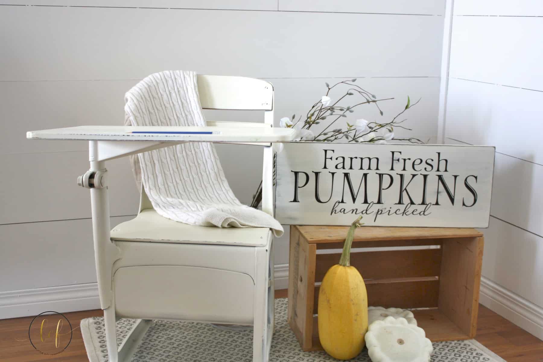 The Perfect White for a Vintage School Desk #DIY #furniturepaint #paintedfurniture #chalkpaint #vintage #desk #white #offwhite #primer #countrychicpaint - blog.countrychicpaint.com