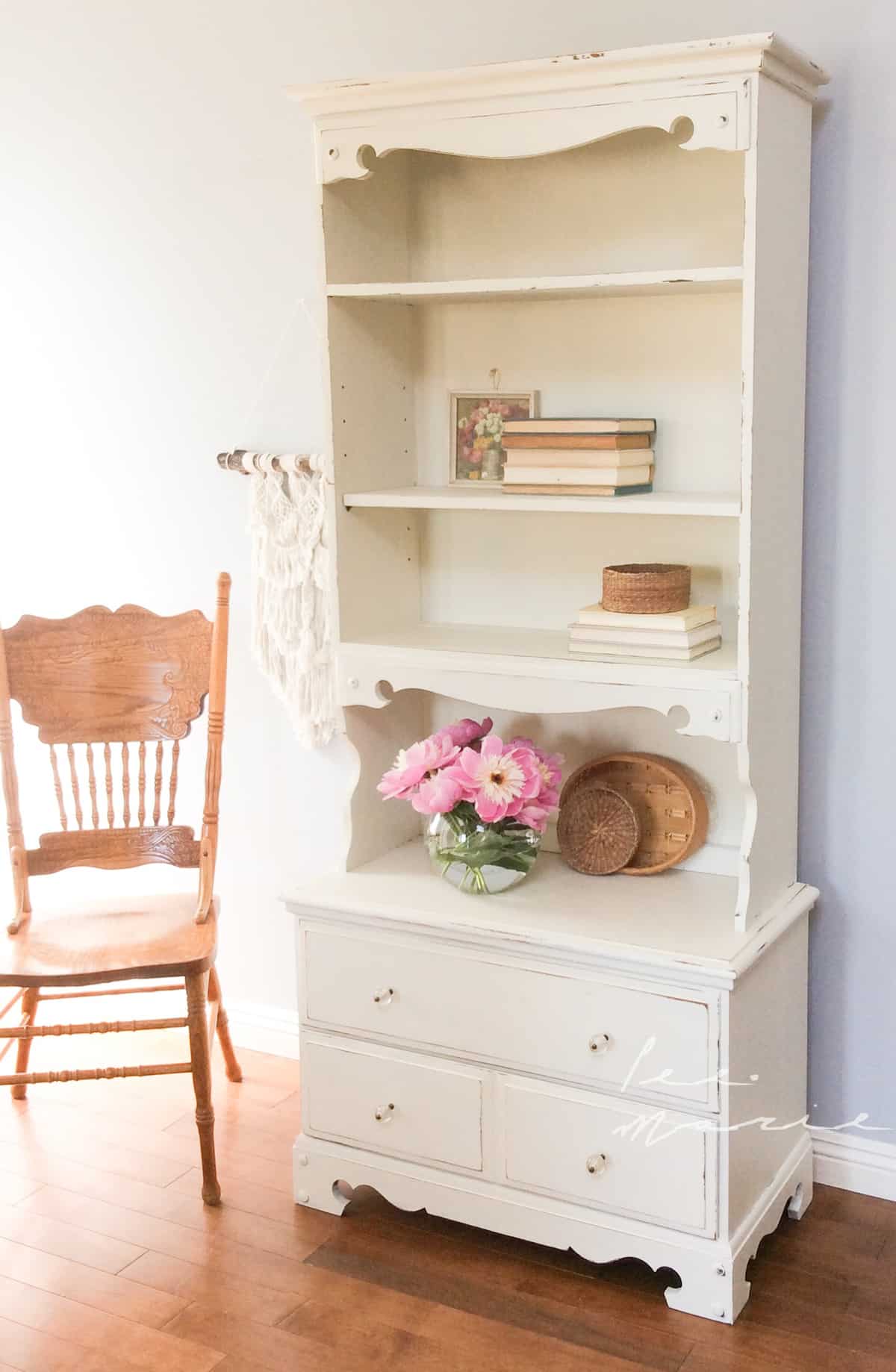 Vanilla Frosting Bookshelf #DIY #Furniturepaint #paintedfurniture #chalkpaint #homedecor #bookshelf #white #countrychicpaint - blog.countrychicpaint.com