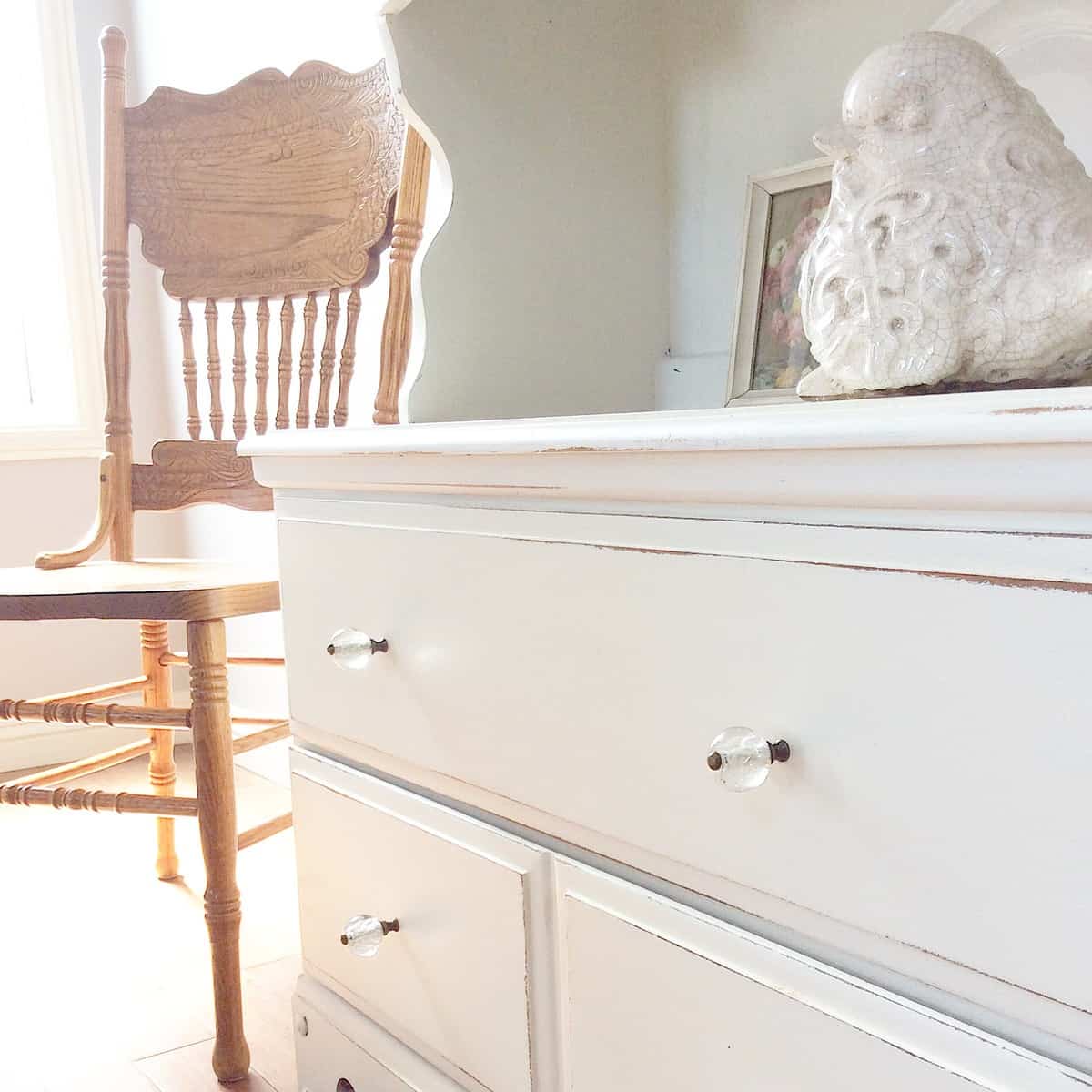 Vanilla Frosting Bookshelf #DIY #Furniturepaint #paintedfurniture #chalkpaint #homedecor #bookshelf #white #countrychicpaint - blog.countrychicpaint.com